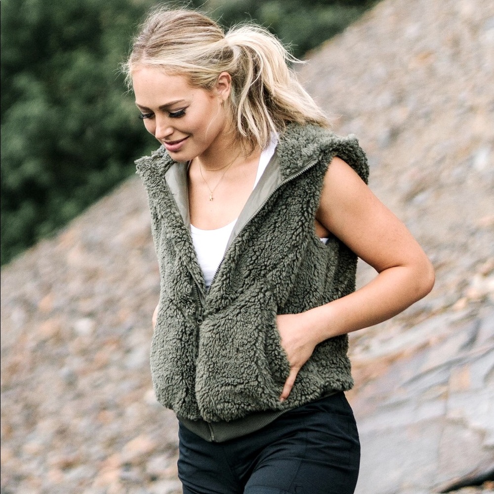 Zyia Hooded Teddy Vest XL